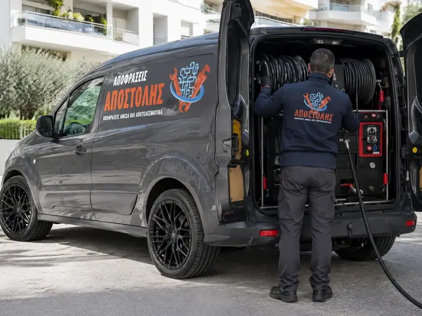 Το βαν του συνεργείου με τον εξοπλισμό υδροβολής